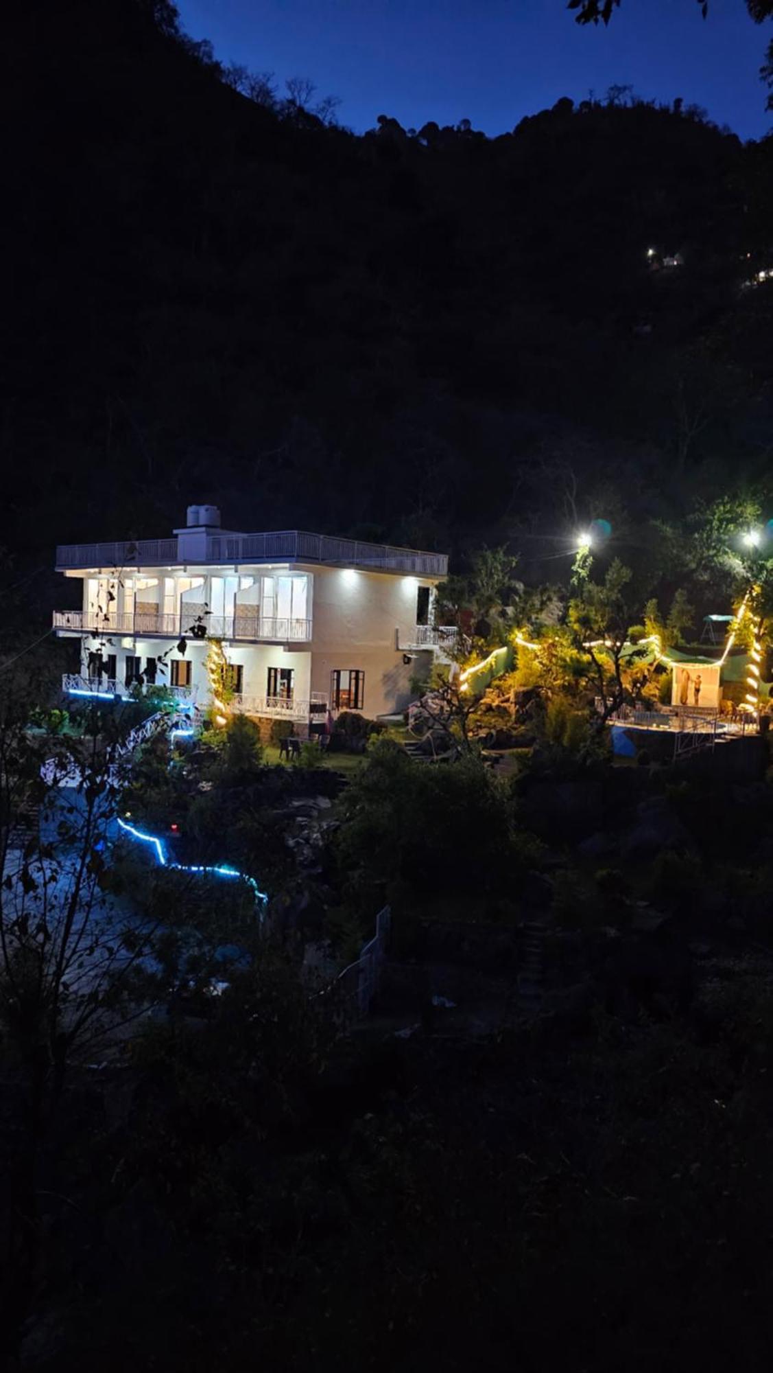 On The Rocks Hotel Касаули Екстериор снимка