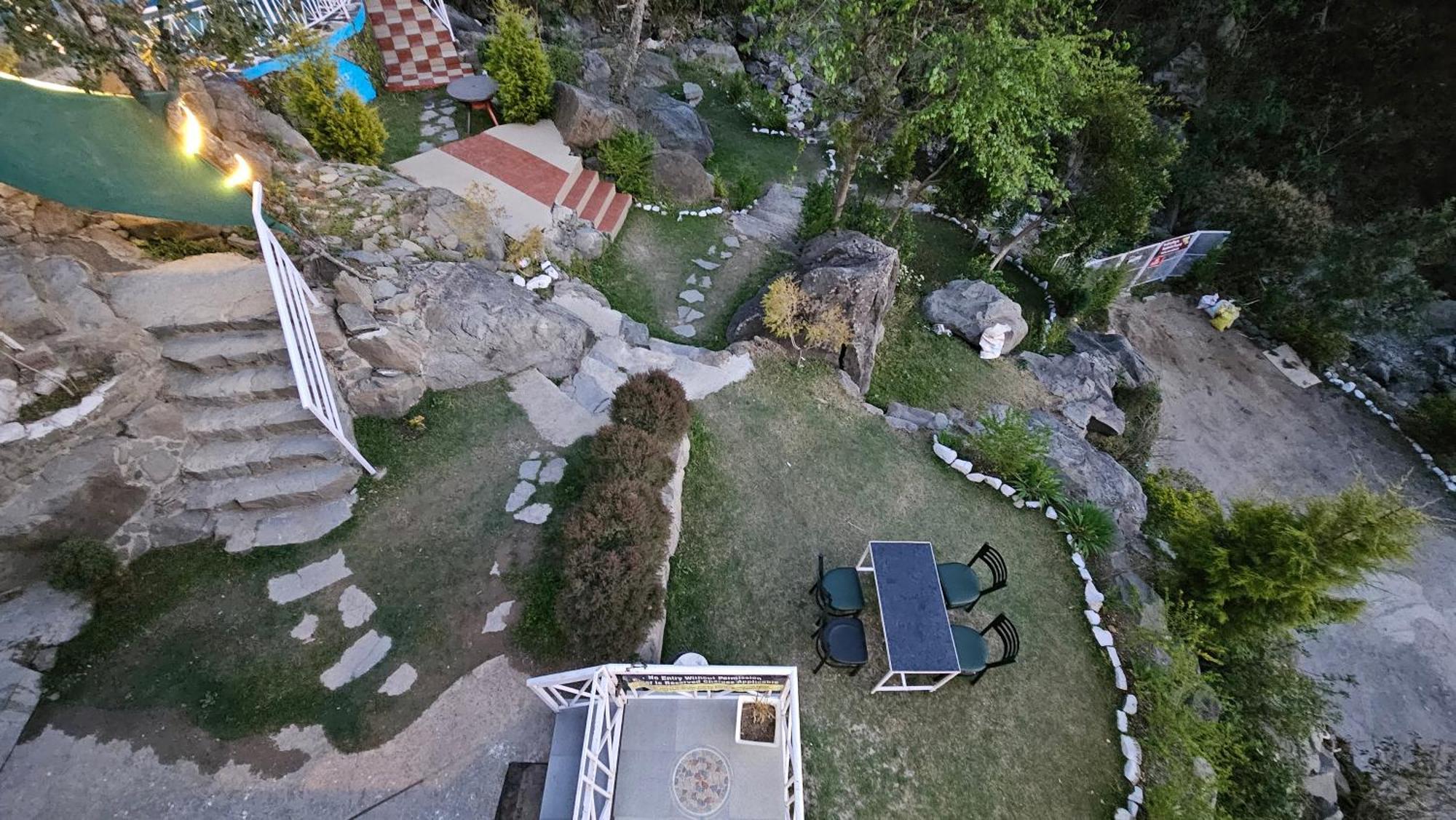On The Rocks Hotel Касаули Екстериор снимка
