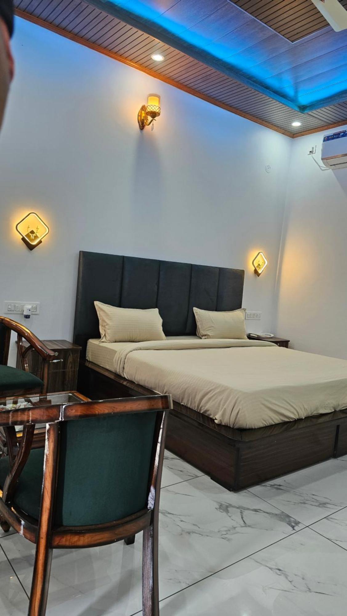 On The Rocks Hotel Касаули Екстериор снимка