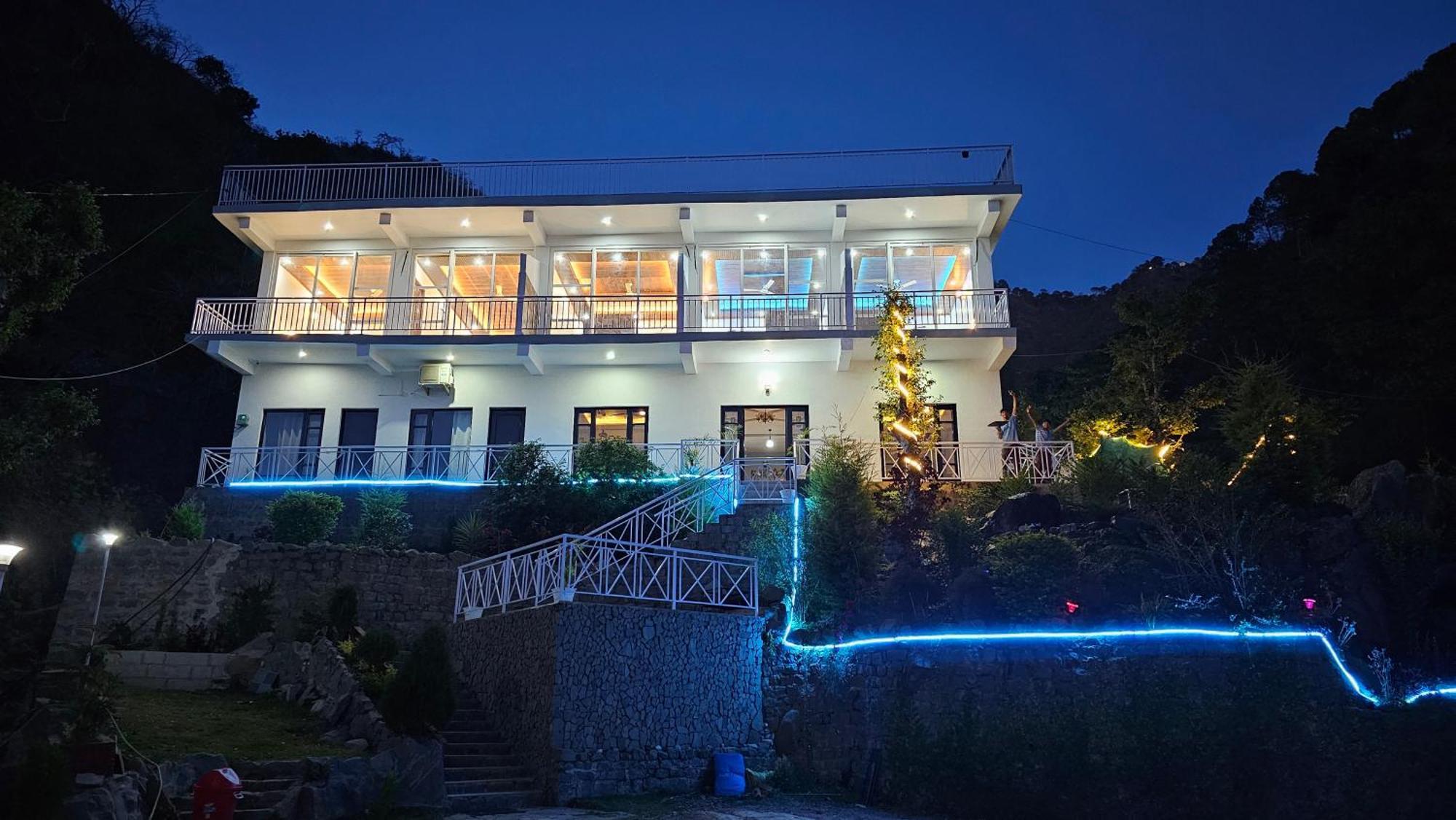 On The Rocks Hotel Касаули Екстериор снимка