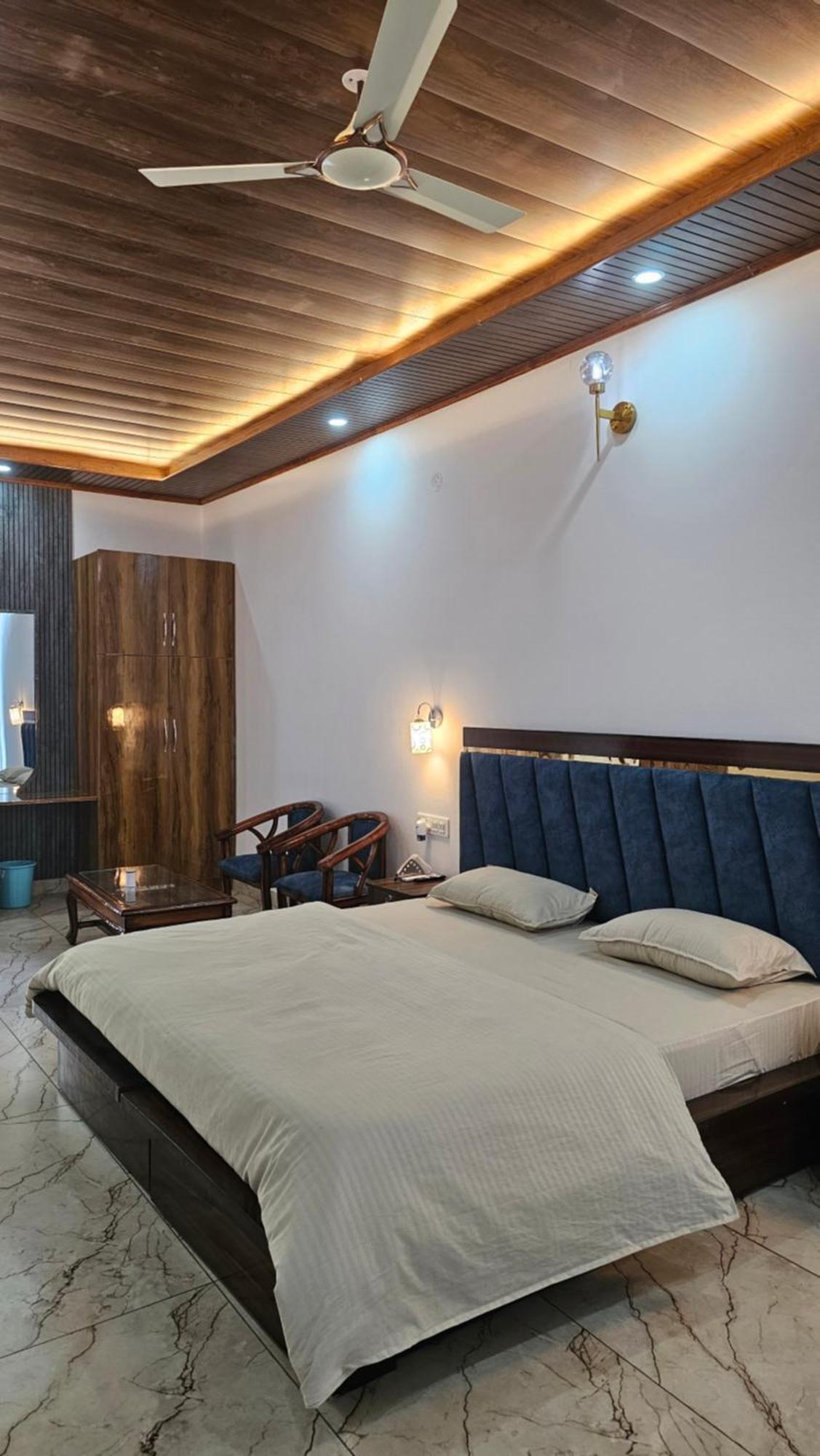 On The Rocks Hotel Касаули Екстериор снимка