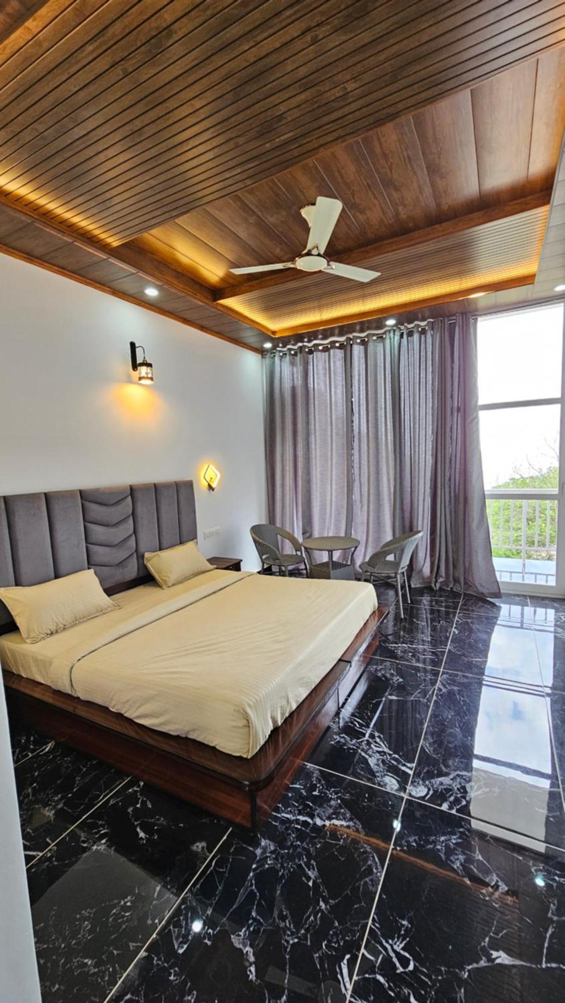 On The Rocks Hotel Касаули Екстериор снимка