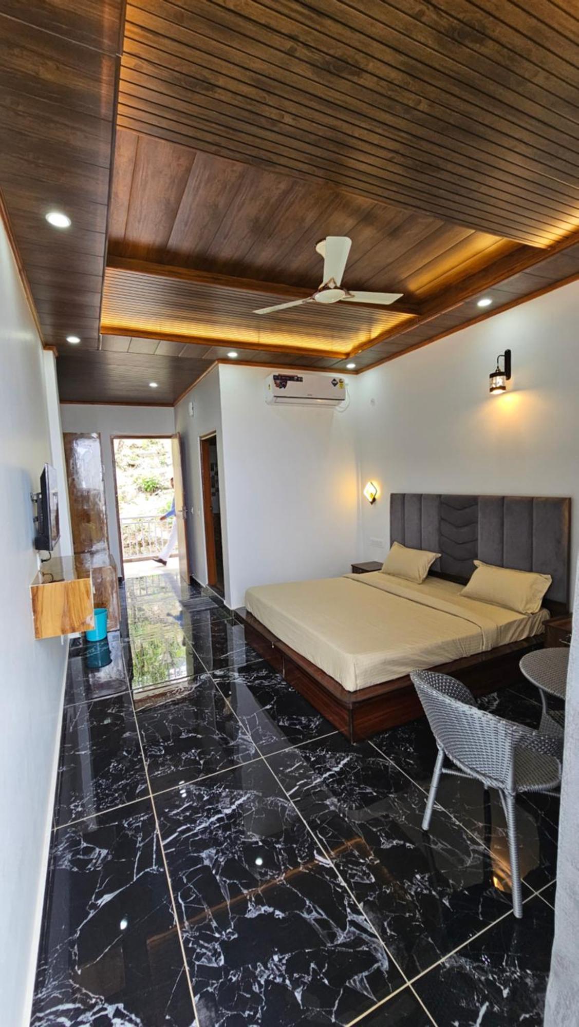 On The Rocks Hotel Касаули Екстериор снимка